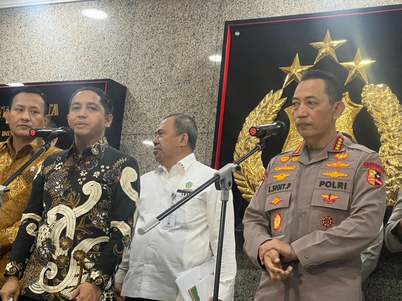 Kapolri Jendral Listyo Sigit Prabowo (kanan) bersama Menhut Raja Juli Antoni saat memberikan keterangan. (BeritaNasional/Bachtiarudin Alam)