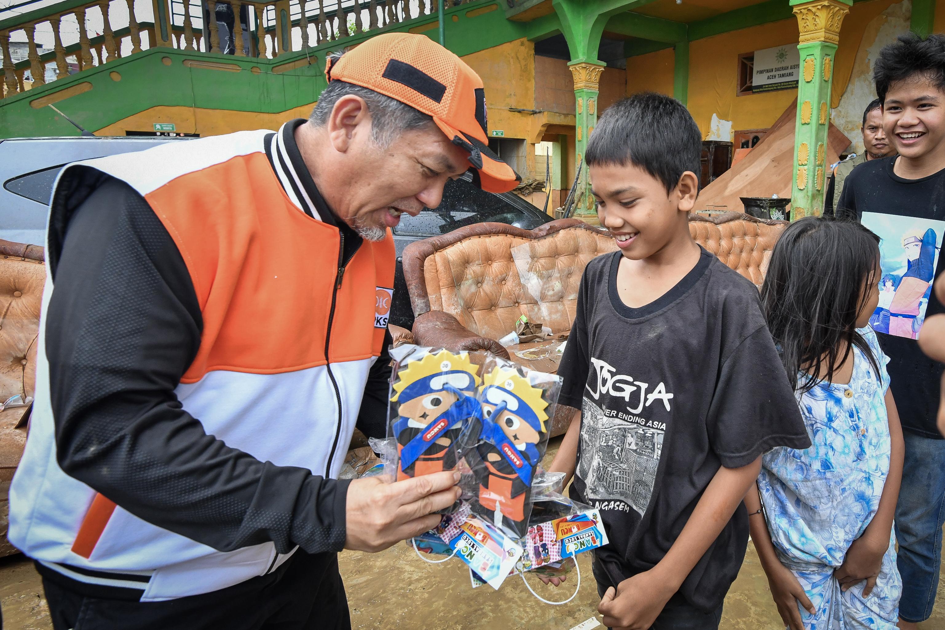 Presiden PKS Almuzzamil Yusuf memberikan bantuan kepada anak korban bencana Sumatera(BeritaNasional/istimewa)