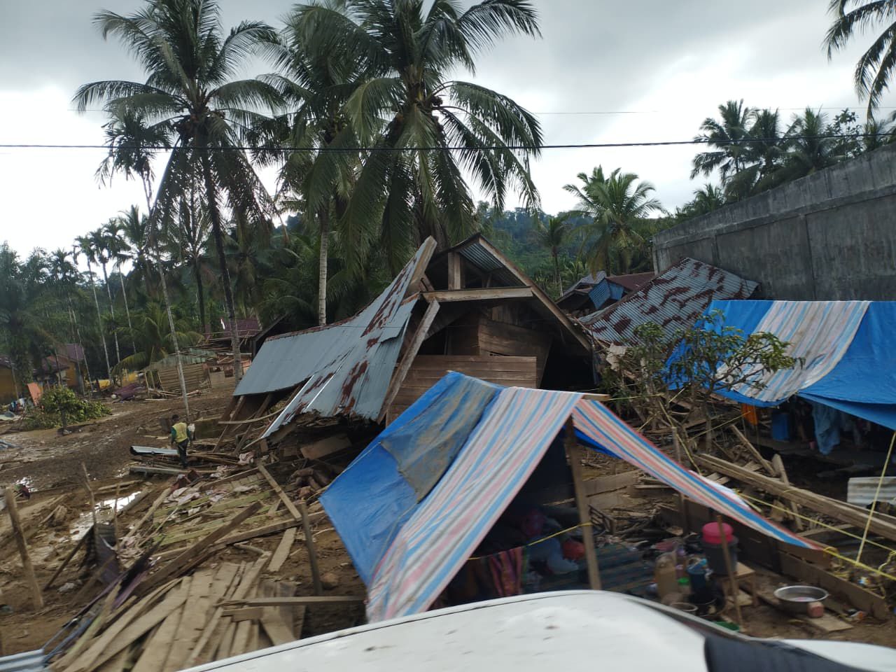 BNPB bantah kabar soal pasang tenda pengungsi jelang kedatangan Prabowo ke Aceh Tamiang-Tenda pengungsi di Aceh. (BeritaNasional/BNPB)