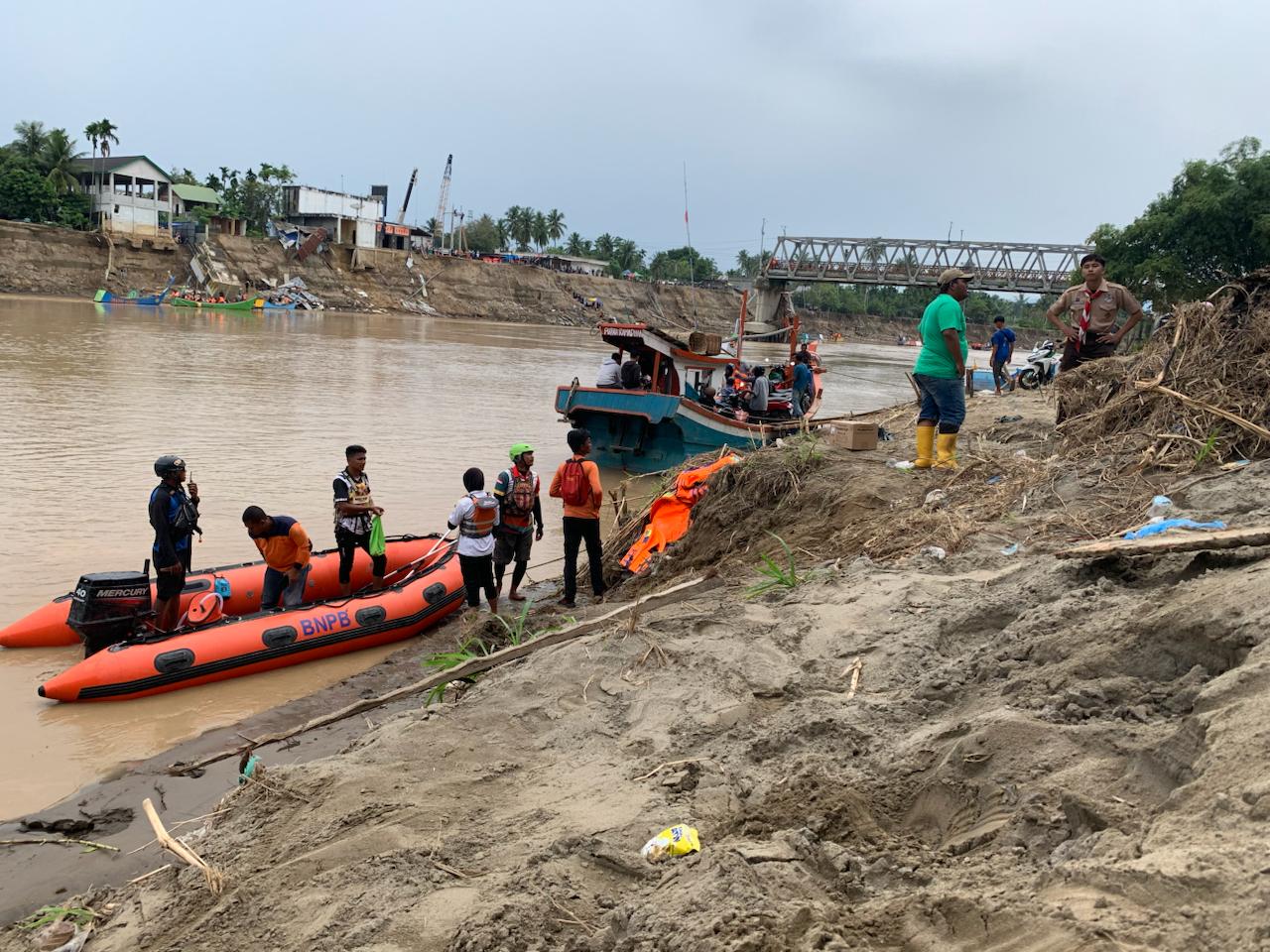 Perahu karet disiagakan untuk memfasilitasi pengiriman logistik dan relawan di Aceh. (BeritaNasional/BNPB))