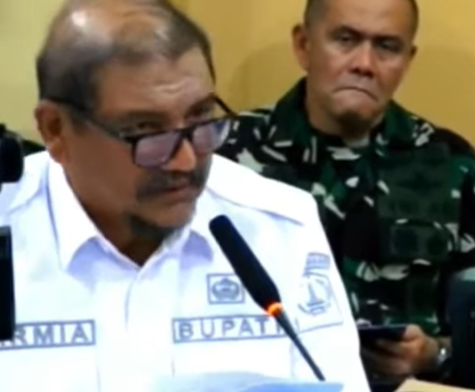 Bupati Aceh Tamiang Armia Fahmi saat rapat bersama DPR bahan menteri di Aceh. (BeritaNasional/tangkapan layar)