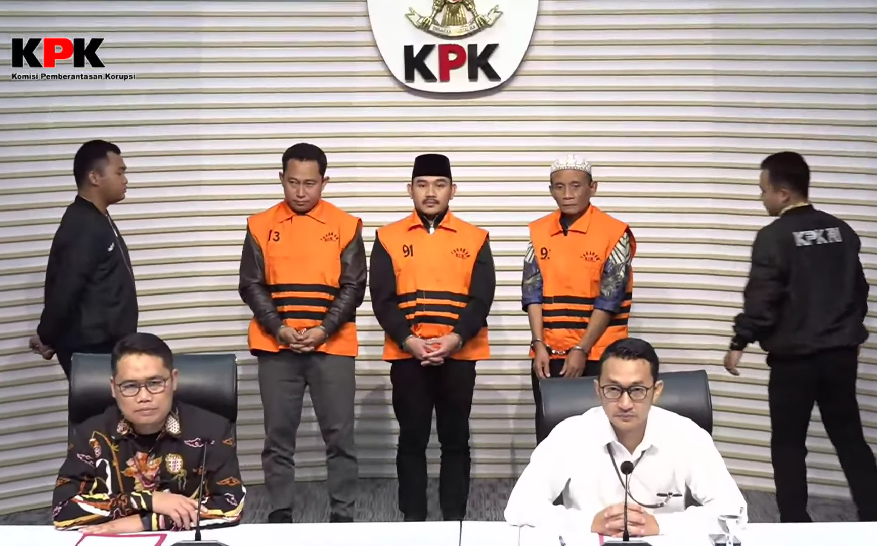 KPK resmi mengumumkan Bupati Bekasi Ade Kuswara Kunang. (Foto/YouTube KPK)