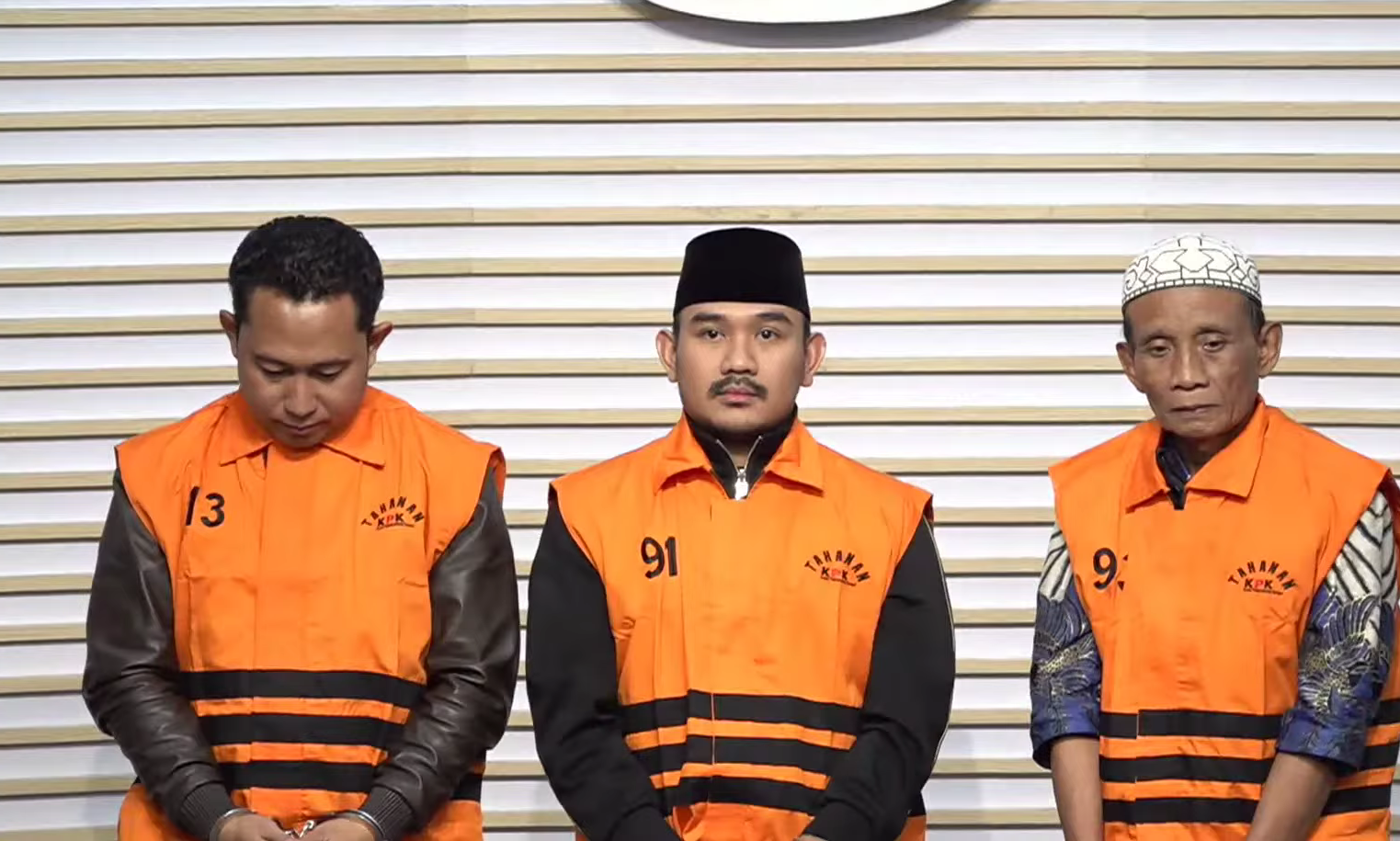 Bupati Kabupaten Bekasi, Ade Kuswara Kunang (tengah). (Foto/YouTube KPK)