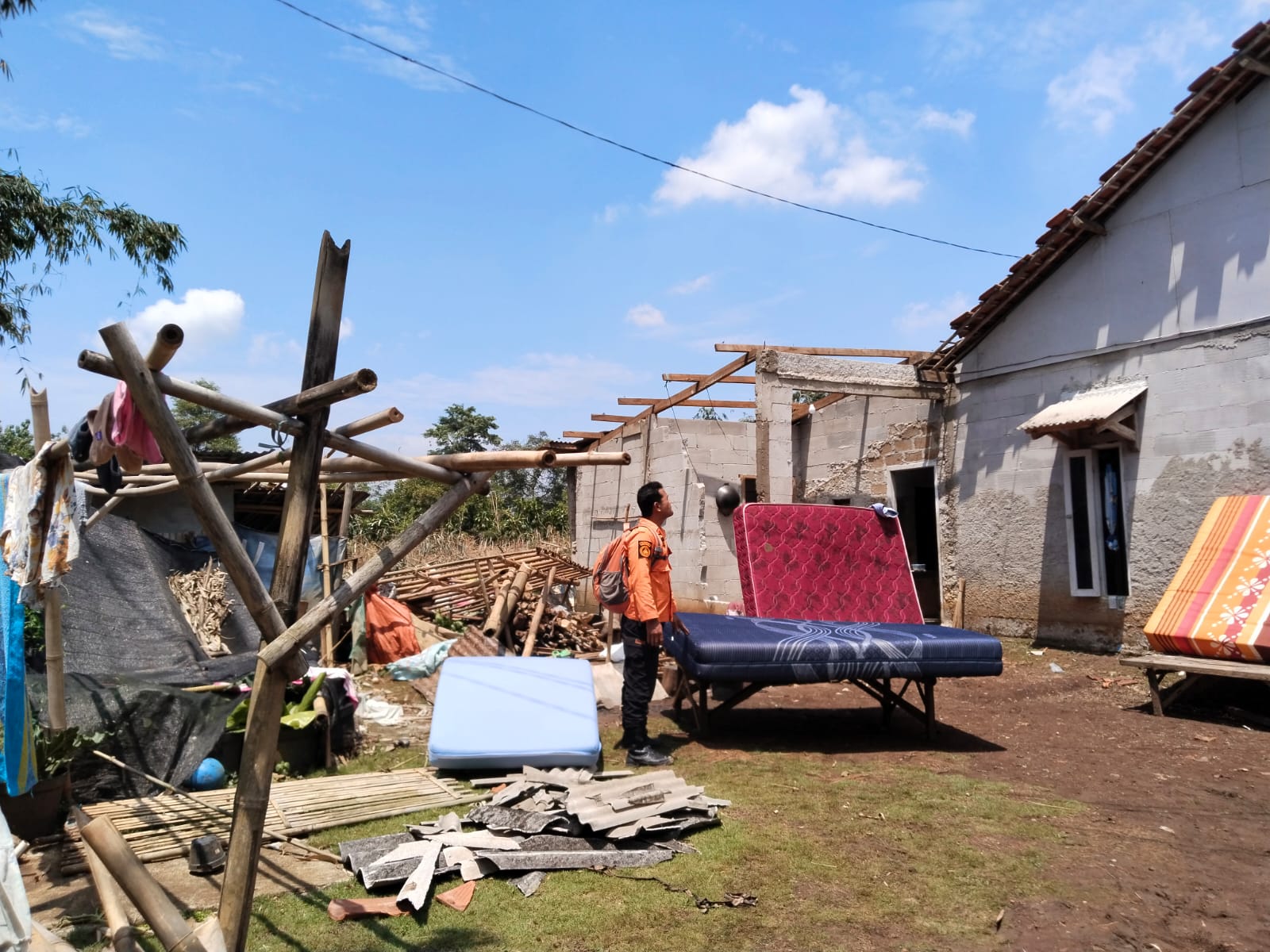 Rumah warga di Cibodas Bogor Jawa Barat yang porak poranda oleh angin kencang karena cuaca ekstrem. (BeritaNasional/BNPB)