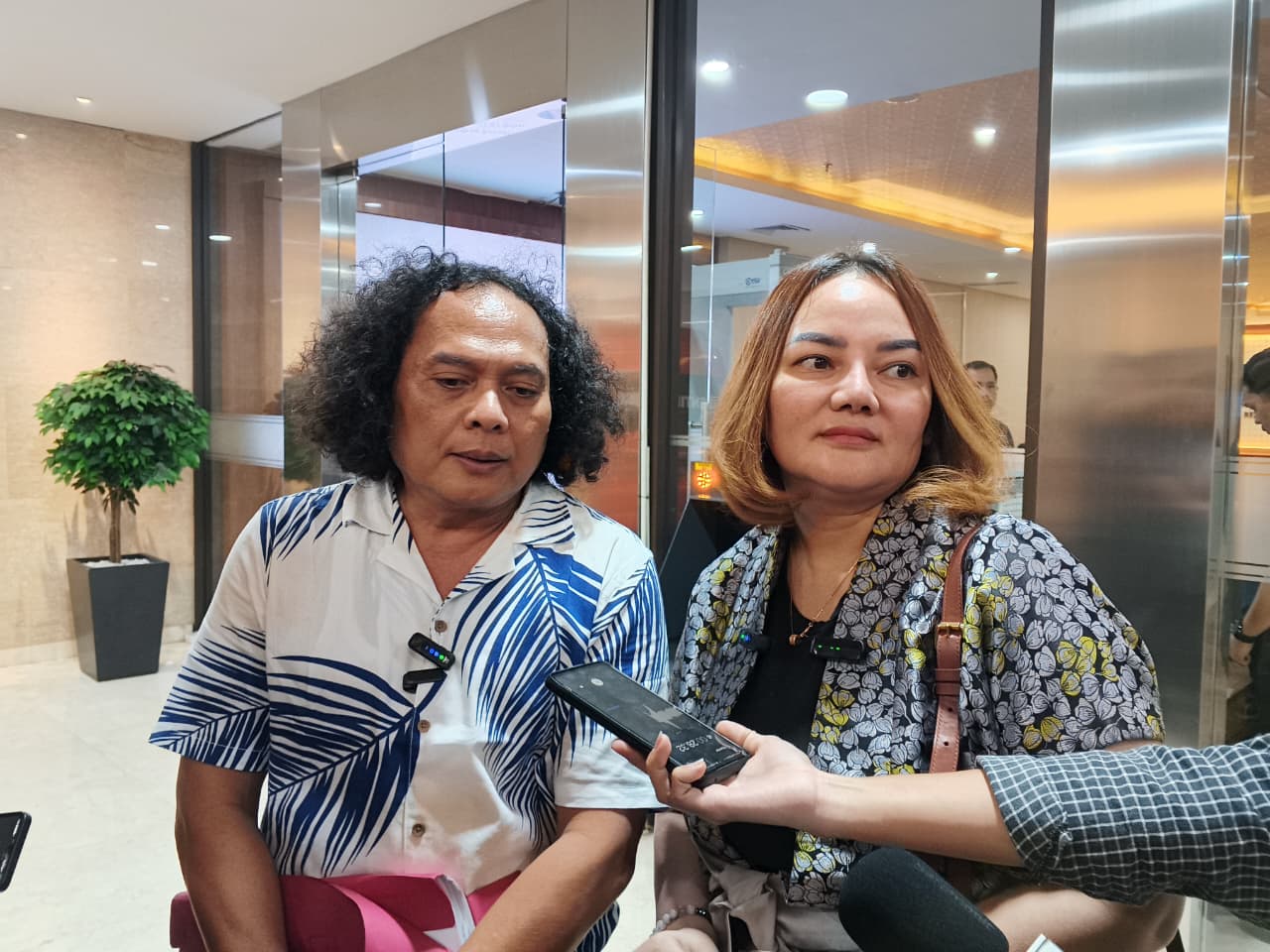 Linda Susanti bersama pengacaranya Deolipa Yumara memberikan keterangan kepasa wartawan. (BeritaNasional/Bachtiarudin)