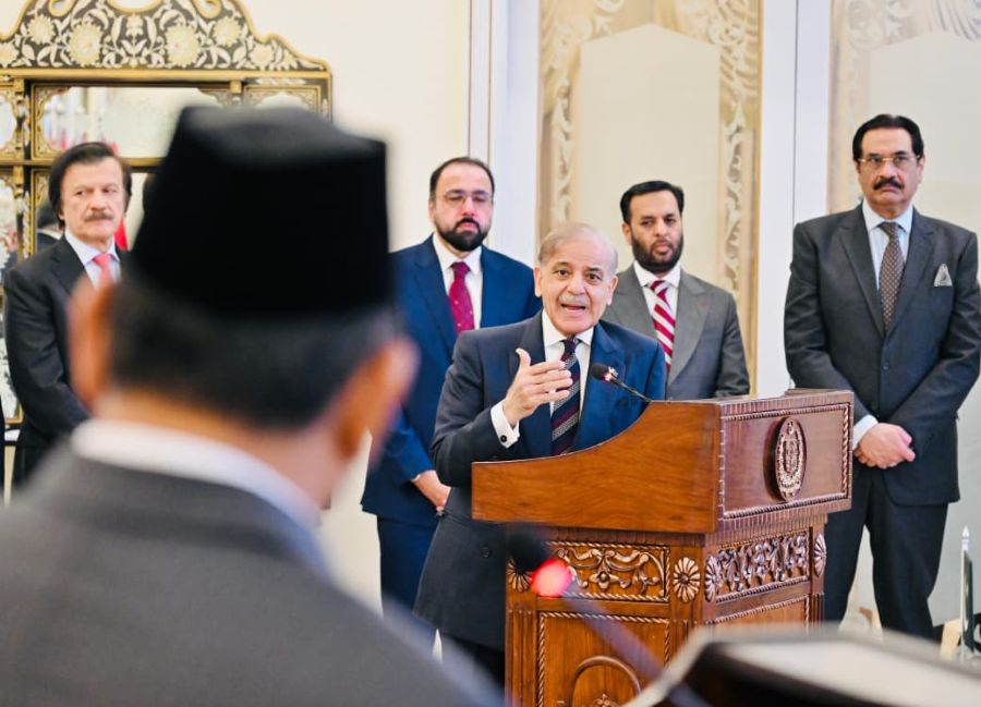 Momen pertemuan Presiden Prabowo Subianto dengan PM Pakistan Shehbaz Sharif di Islamabad, Selasa (9/12/2025). (Foto/Laily Rachev - Biro Pers Sekretariat Presiden)