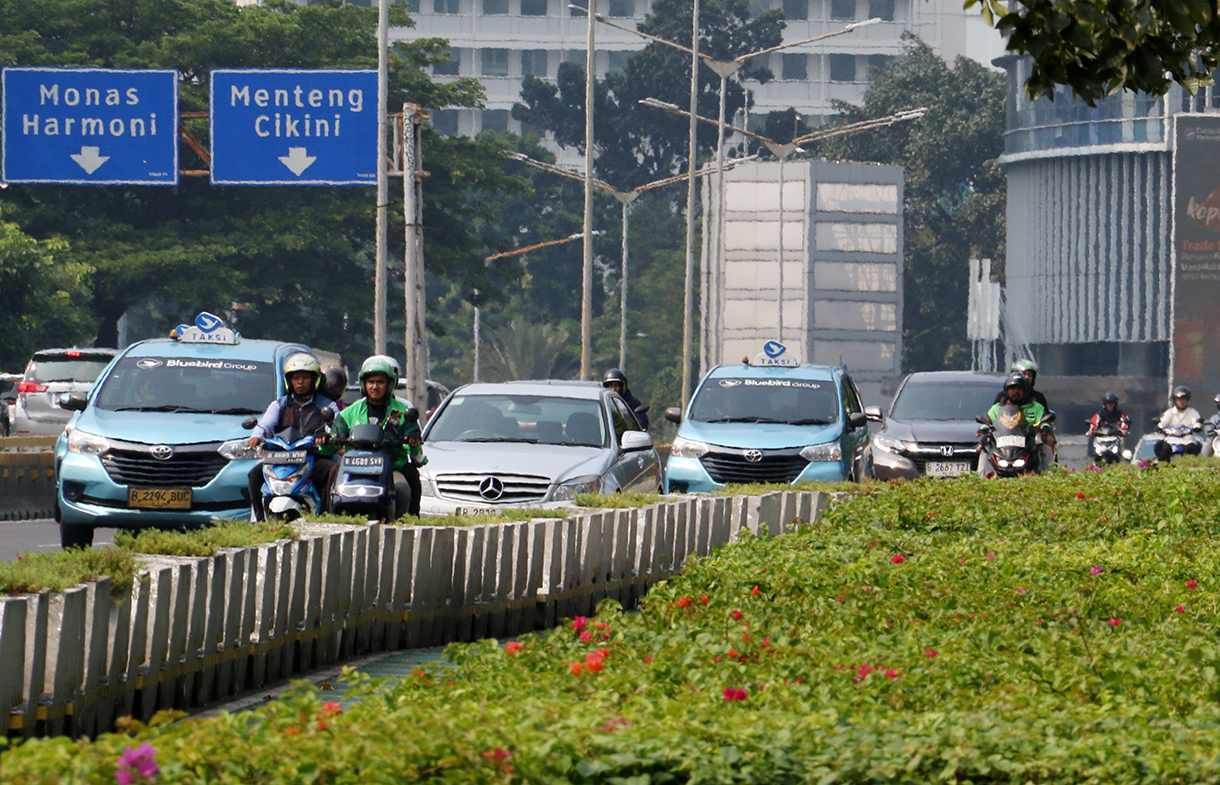 Sejumlah kendaraan bermotor melintas di Jalan Sudirman, Jakarta, Sabtu (27/12/2025). (Beritanasional.com/Oke Atmaja)