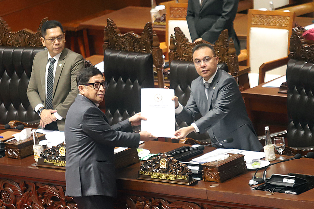 Wakil Ketua DPR Sufmi Dasco Ahmad (kanan) menerima hasil laporan pembahasan dari Ketua Badan Legislasi (Baleg) DPR Bob Hasan (kiri) saat Rapat Paripurna Ke-10 DPR RI Masa Persidangan II Tahun Sidang 2025-2026 . (BeritaNasional/Elvis Sendouw)