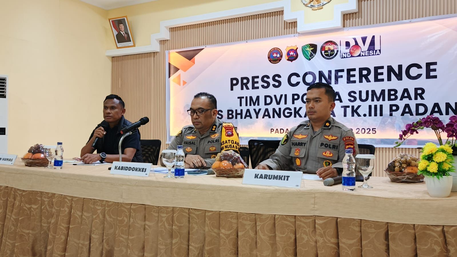 Tim DVI Polda Sumbar menggelar konferensi pers penanganan jenazah korban banjir dan longsor. (Foto/Dok Polda Sumbar)