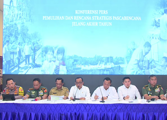 Menko PMK Pratikno (tengah) saat memberikan keterangan. (Foto/YouTube Setpres)