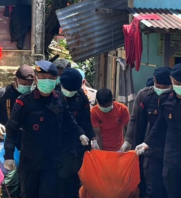 Momen Brimob Polda Sumut evakuasi Jenazah ibu personil. (Foto/Ist)