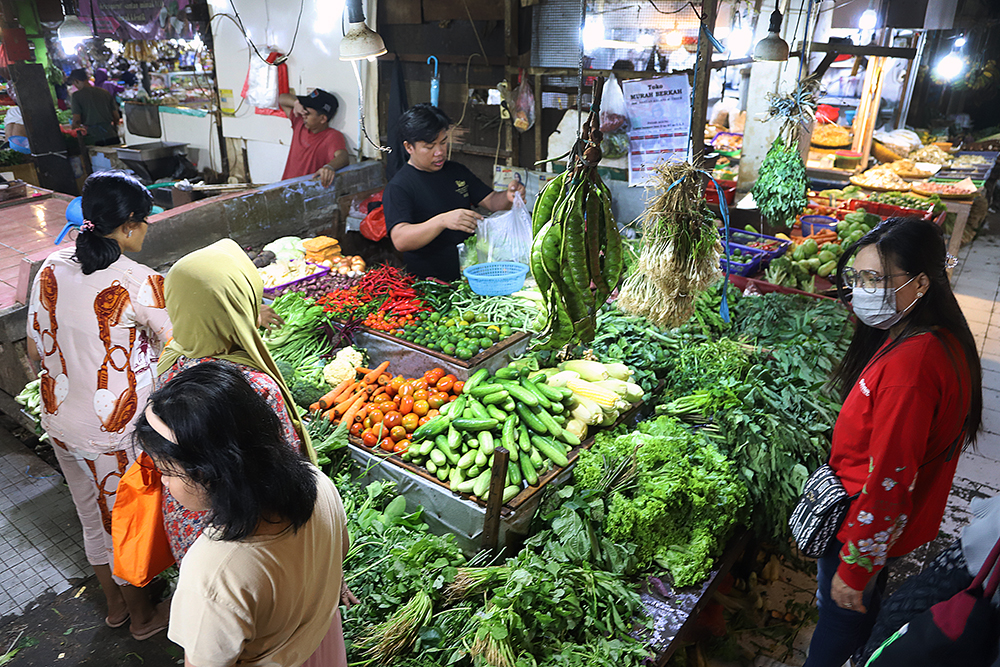 Suasana jual beli bahan pangan di pasar Agung Depok. (BeritaNasional/Elvis Sendouw)