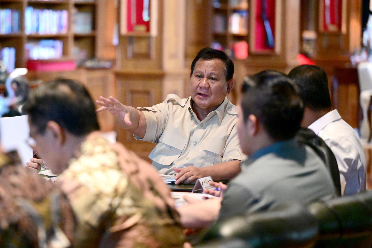 Presiden Prabowo Subianto memimpin rapat terbatas bersama sejumlah menteri Kabinet Merah Putih. (Foto/BPMI).