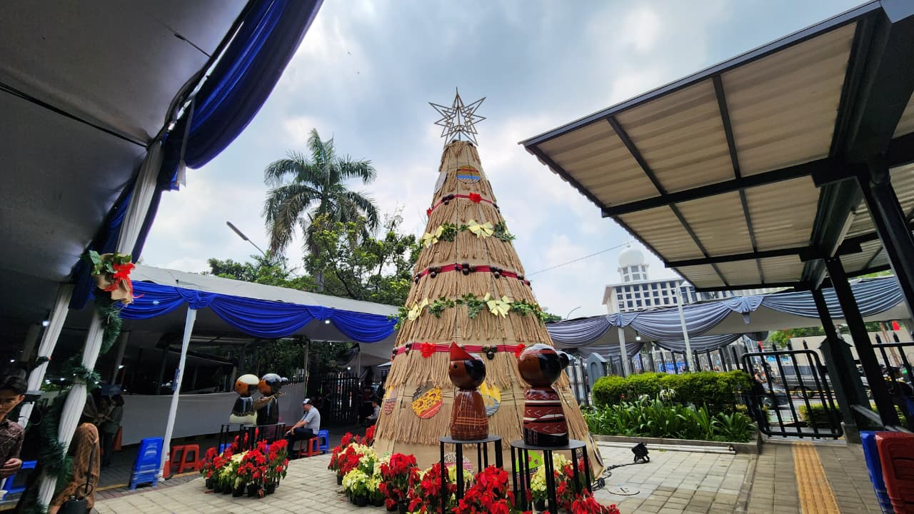 Pohon Natal di gereja Katedral Jakarta bertema Budaya Nusantara. (BeritaNasional/tangkapan layar)