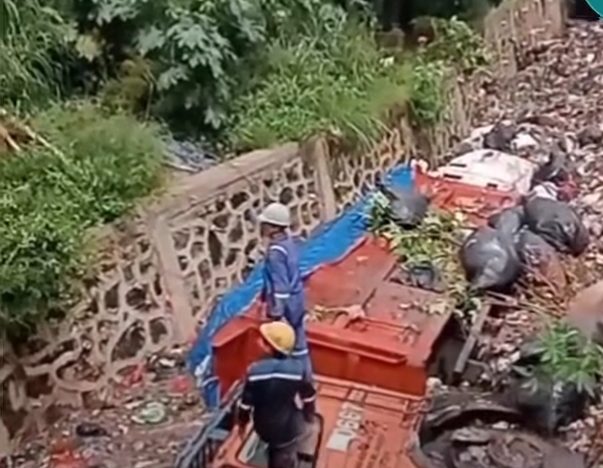 Truk terkena longsor sampah di Bantar Gebang. (Foto/Istimewa)