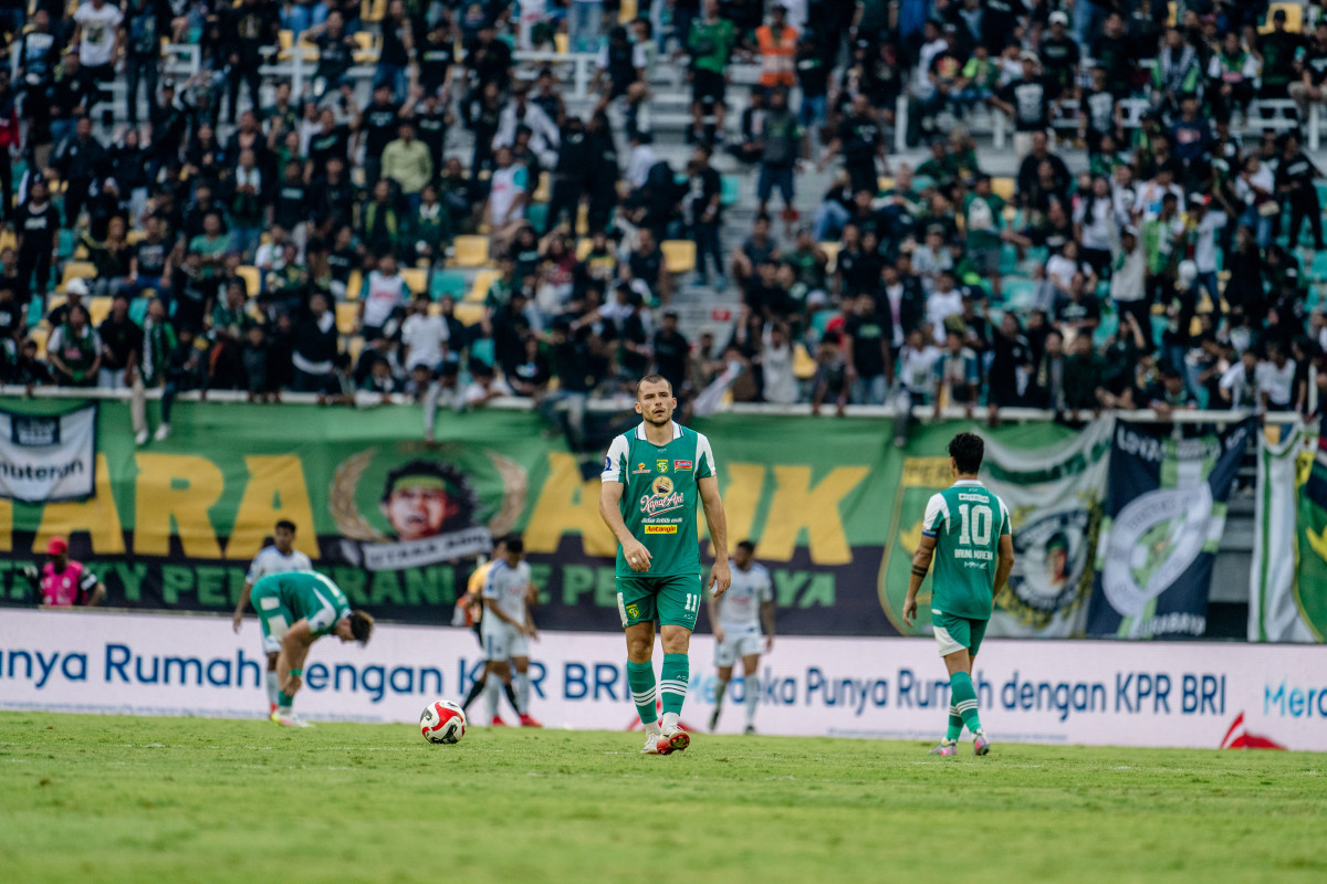 Hadapi Borneo FC, Persebaya Tunjuk Pelatih Fisik Shin Sang-gyu Dampingi Tim di Lapangan. (Foto/Persebaya)