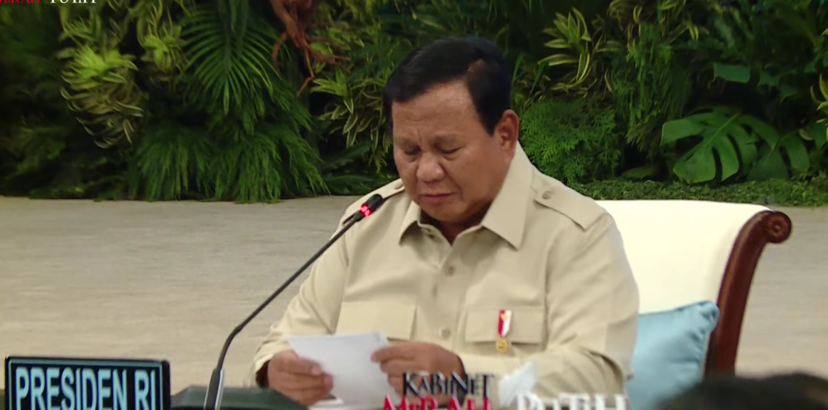 Presiden Prabowo Subianto memberikan pengarahan kepada seluruh kepala daerah Papua dan Komite Eksekutif Percepatan Pembangunan (KEPP) Otonomi Khusus (Otsus) Papua. (Foto/YouTube Sekretariat Presiden)