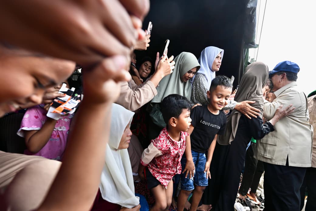 Momen Presiden Prabowo meninjau tenda pengungsian korban banjir dan longsor di Kabupaten Bireuen, Aceh. (Foto/doc. setpres)