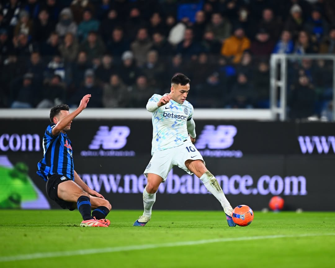 Bomber Inter Milan (kanan) Lautaro Martinez saat menendang bola. (Foto/Instagram Inter Milan)