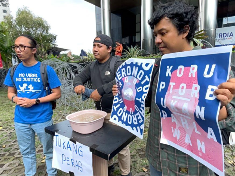 ICW dan KontraS serahkan laporan dugaan pemerasan polisi ke KPK. (Foto/Ist)
