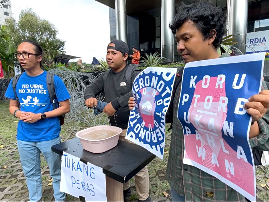 Peneliti ICW Wana Alamsyah (kiri) di depan Gedung KPK. (BeritaNasional/Panji(