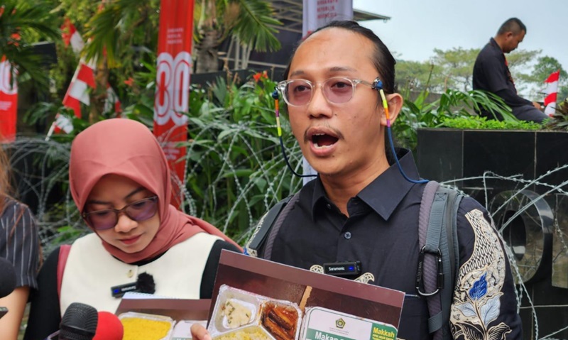 Peneliti ICW Wana Alamsyah (kanan) saat diwawancarai di Gedung KPK. (BeritaNasional/Panji)