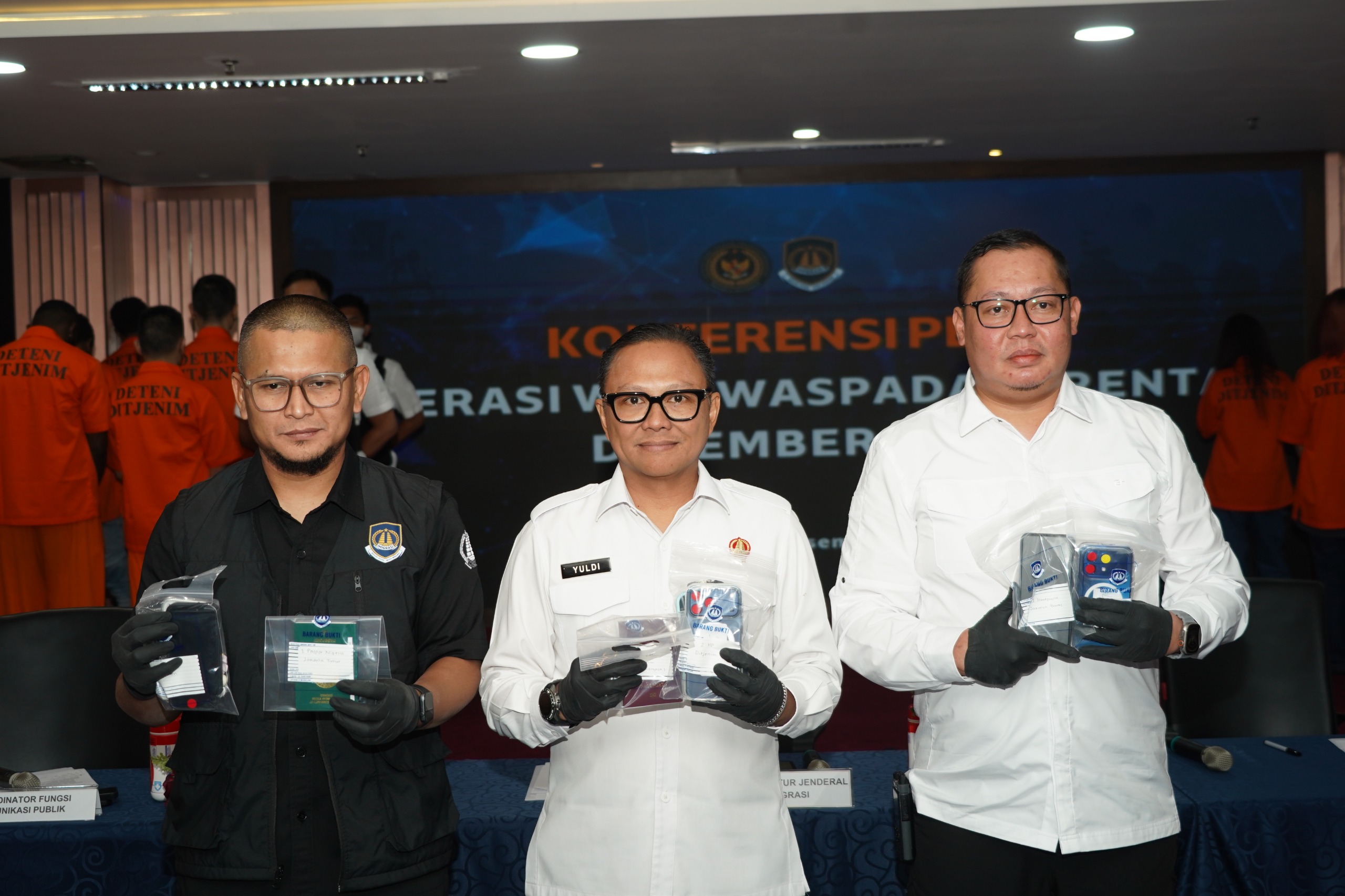 Pelaksana Tugas (Plt) Direktur Jenderal Imigrasi Yuldi Yusman (tengah). (BeritaNasional/dok Imigrasi)