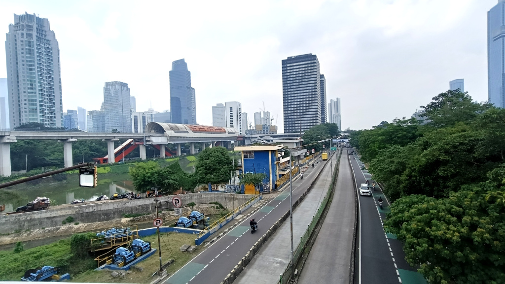 Sejumlah kendaraan bermotor melintasi Jalan Rasuna Sahid saat hari libur Natal di Jakarta, Kamis (25/12/2025).  (Beritanasional.com/Oke Atmaja)