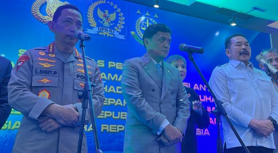 Kapolri Jenderal Polisi Listyo Sigit Prabowo, Ketua Komisi III DPR Habiburokhman dan Jaksa Agung ST Burhanuddin teken MoU. (BeritaNasional/Bachtiarudin)