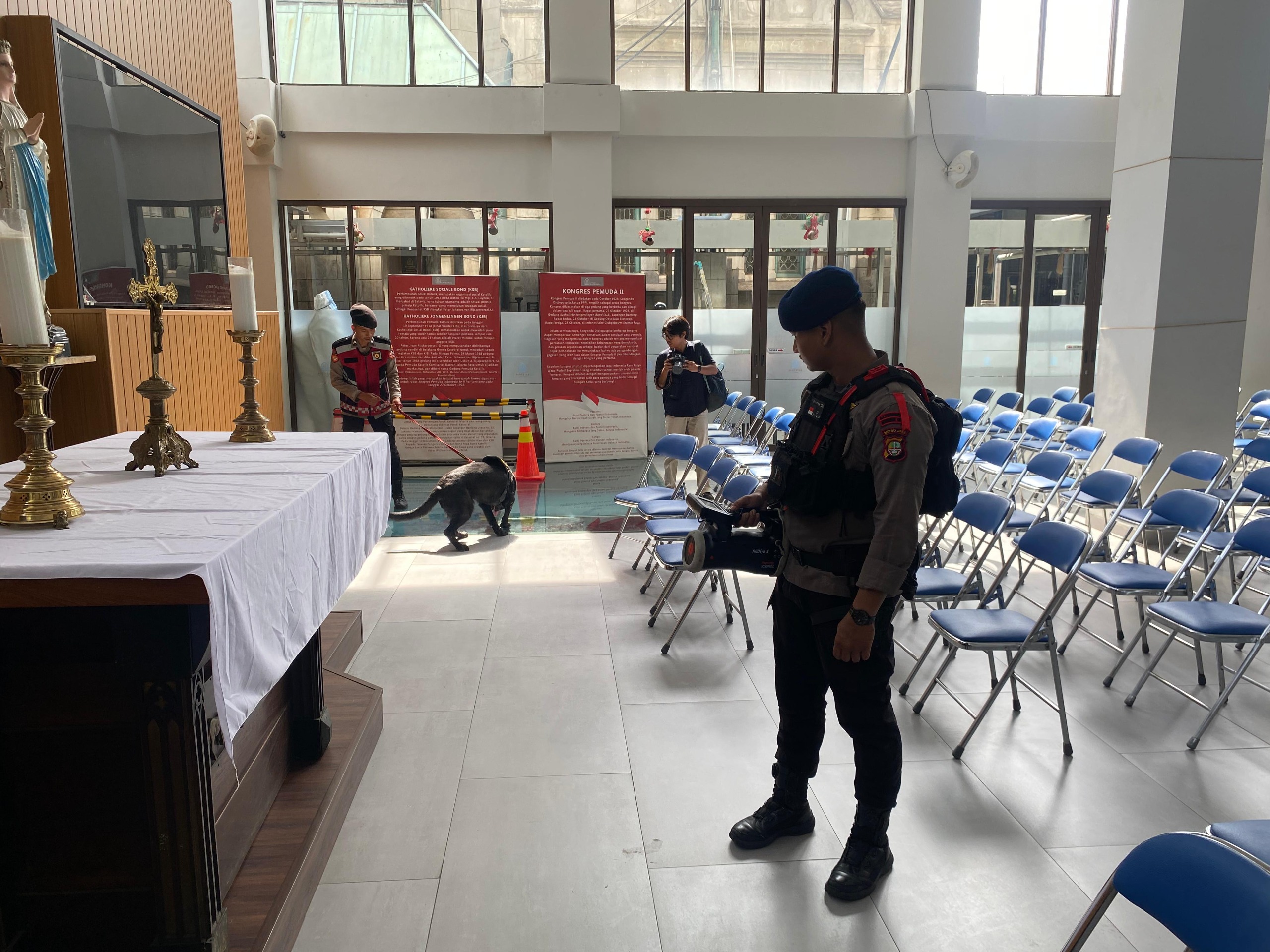 Brimob Kerahkan Jibom dan K9 Sterilisasi Gereja Katedral. (Foto/istimewa)