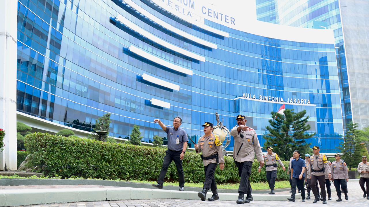 Kapolres Metro Jakarta Pusat Kombes Pol Susatyo Purnomo Condro (tengah) mengecek pengamanan ibadah Natal 2025 di Gereja Reformed Injili. (Foto/Istimewa)