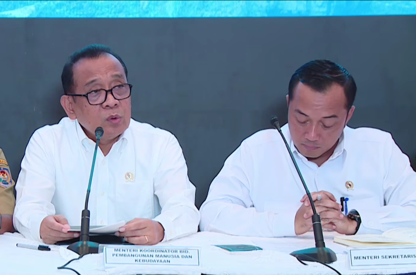Menko PMK Pratikno (kiri) saat memberikan keterangan. (Foto/YouTube Setpres)