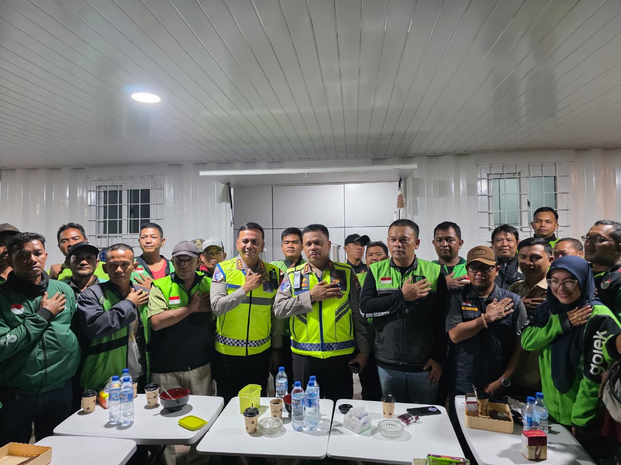 Kakorlantas Kunjungi Warbeng Ojo Lali di Medan, Implementasi Perintah Kapolri Dekat dengan Komunitas. (Foto/Dok Korlantas Polri)