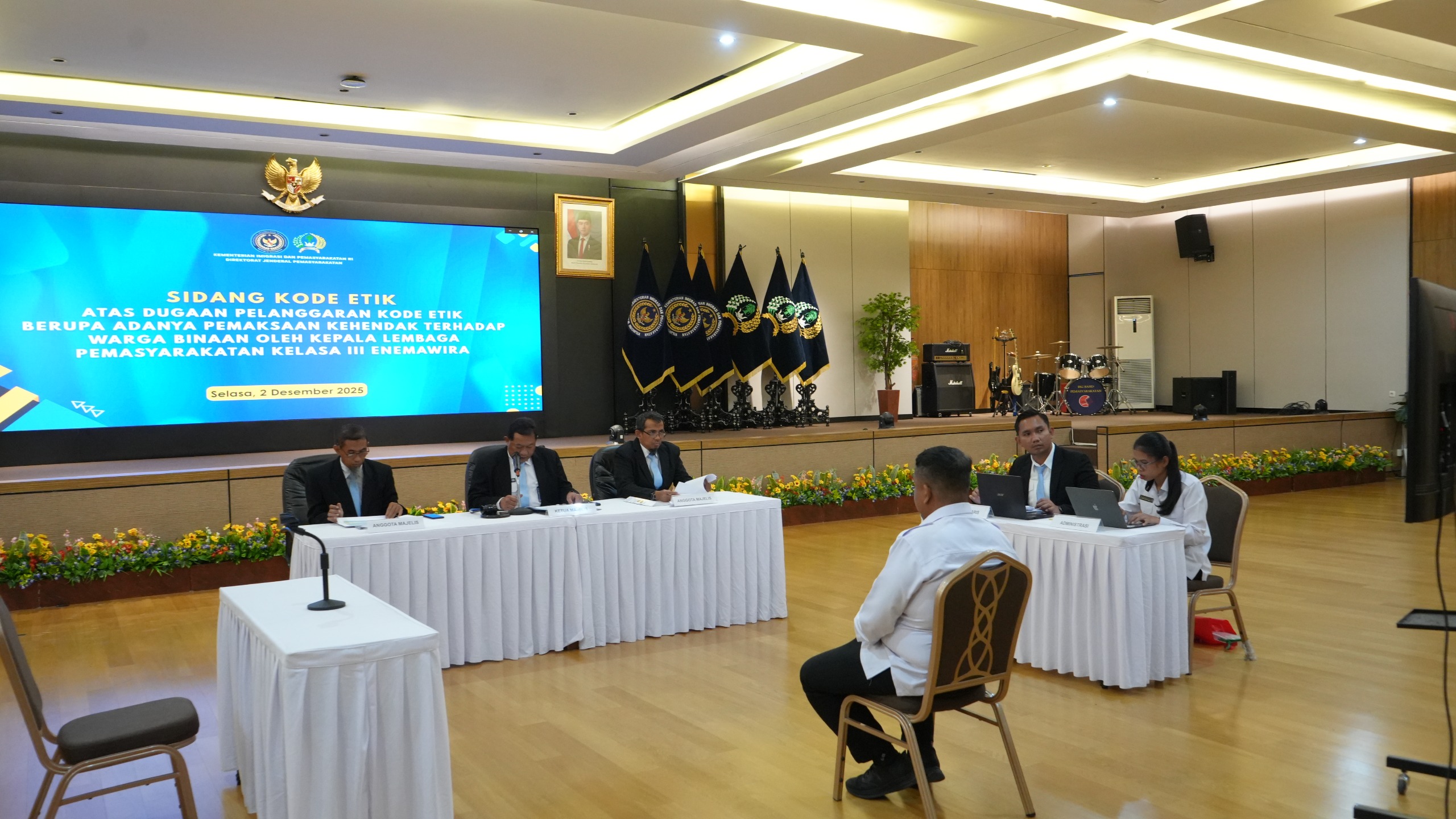 Kalapas nonaktif Sulawesi Utara CS kenakan baju putih jalani persidangan etik Dirjenpas di Jakarata. (BeritaNasional/dok Ditjenpas)