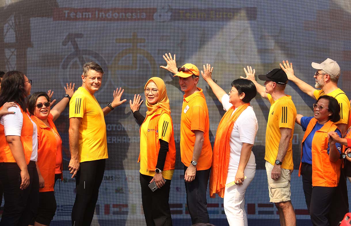 Duta Besar Uni Eropa untuk Indonesia Denis Chaibi (kiri) bersama Duta Besar Kerajaan Belanda untuk Indonesia Marc Gerritsen (kedua kanan), Deputi Bidang Koordinasi Peningkatan Kualitas Keluarga dan Kependudukan Kemenko PMK Woro Srihastuti Sulistyaningrum (kedua kiri) dan Perwakilan UN Women untuk Indonesia Ulziisuren Jamsran (kanan) saat pembukaan kampanye akhiri kekerasan digital terhadap perempuan dan anak di Kuningan, Jakarta Selatan, Sabtu (6/12/2025).(Beritanasional.com/Oke Atmaja)