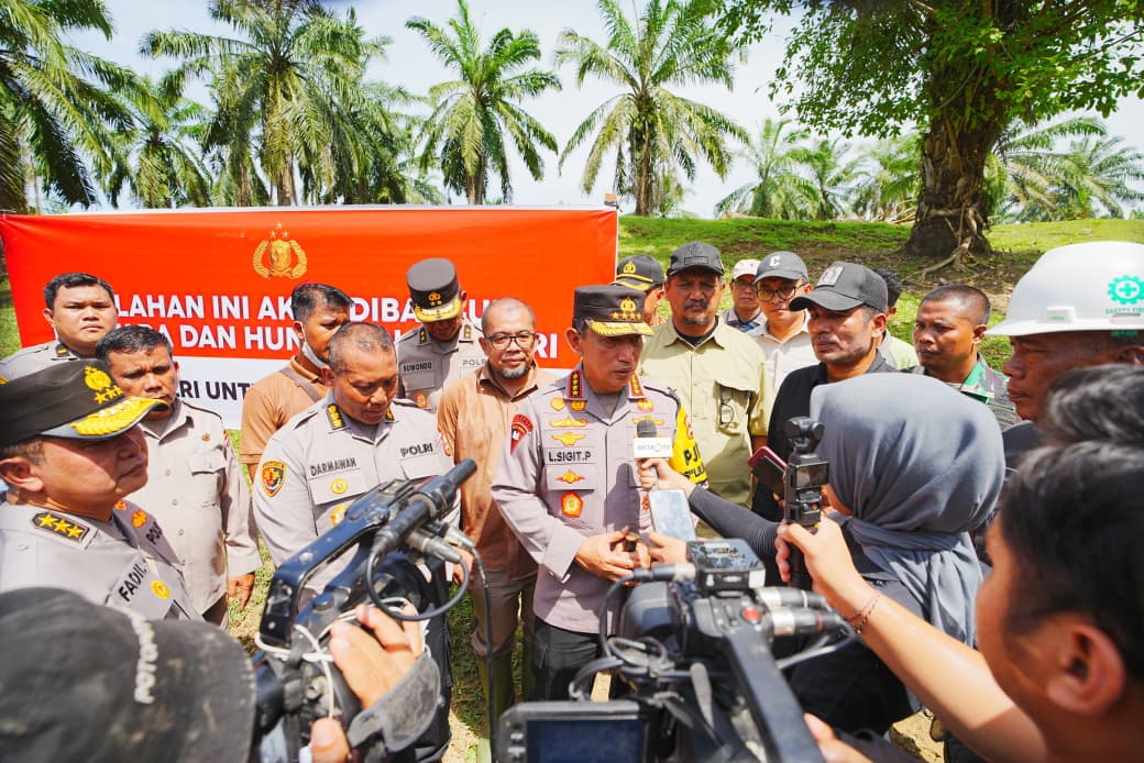 Kapolri Jenderal Listyo Sigit Prabowo (tengah) saat diwawancarai. (Foto/istimewa)
