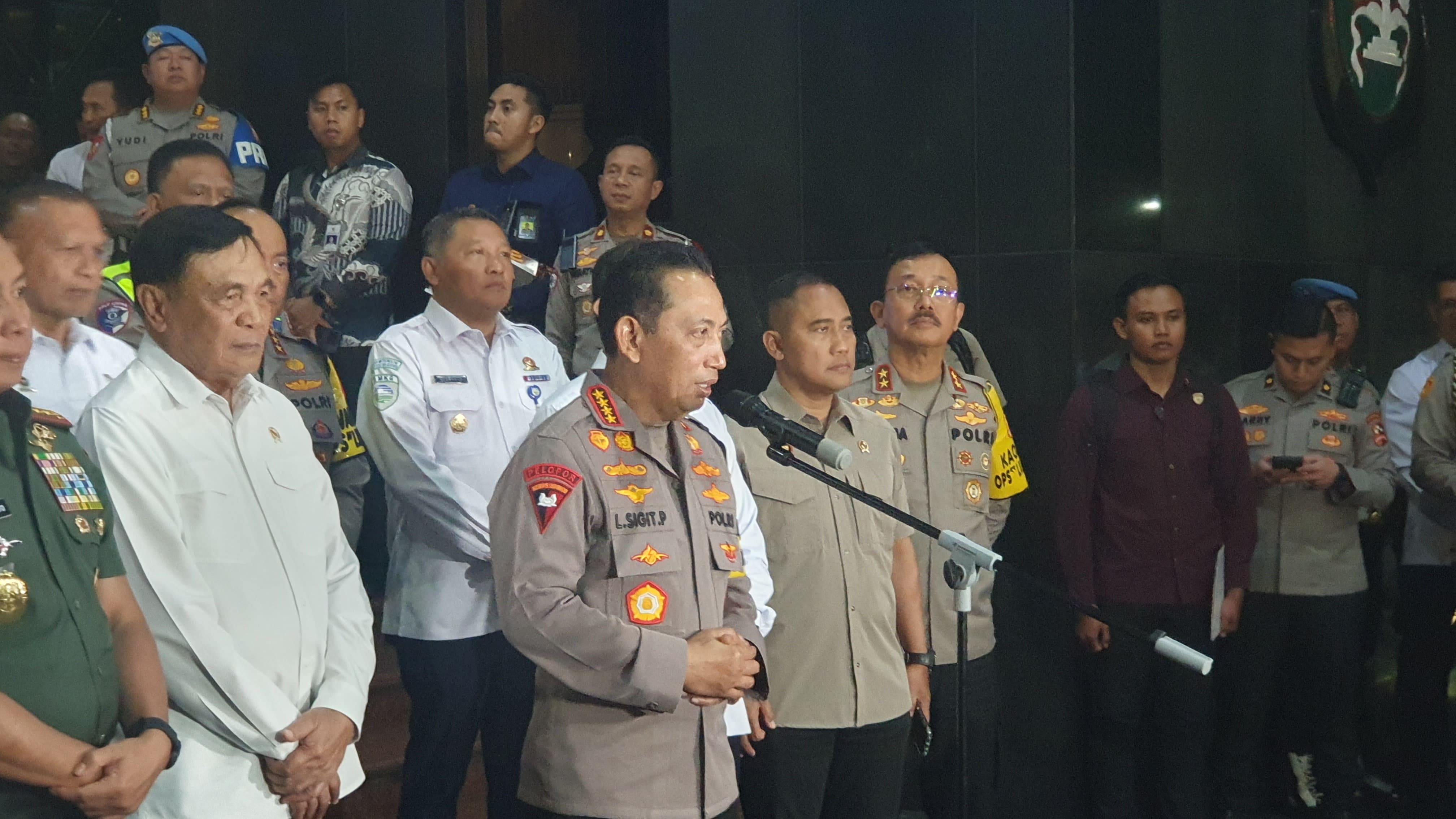 Kapolri Jenderal Listyo Sigit Prabowo (tengah) saat memberikan keterangan persnya. (BeritaNasional/Bachtiarudin)