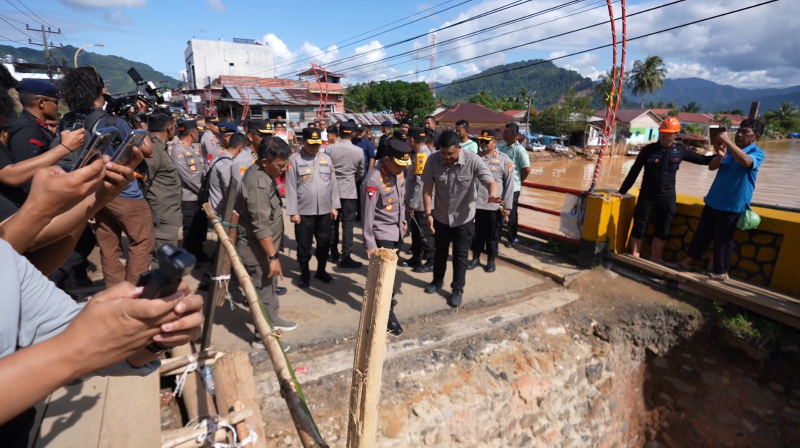 - Kapolri Jenderal Listyo Sigit Prabowo turun langsung menjalankan beberapa instruksi diberikan Presiden Prabowo Subianto (Foto/Humas Polri)
