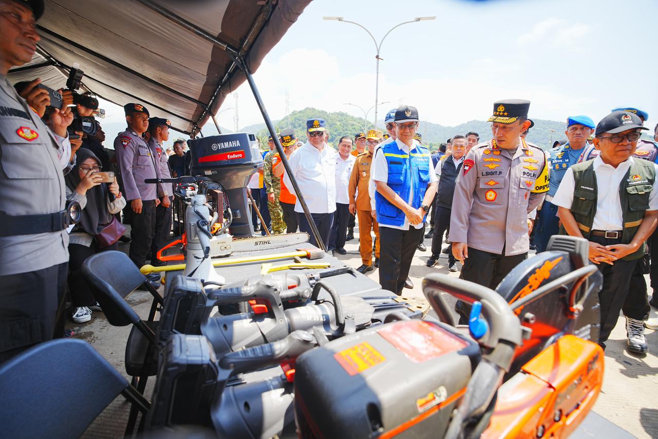 Kapolri Jenderal Polisi Listyo Sigit Prabowo saat meninjau pelabuhan Merak Banten. (BeritaNasional/dok Polri)
