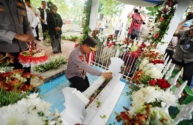 Kapolri Jenderal Listyo Sigit Prabowo ziarah ke makam Marsinah  (Beritanasional/Bachtiar)