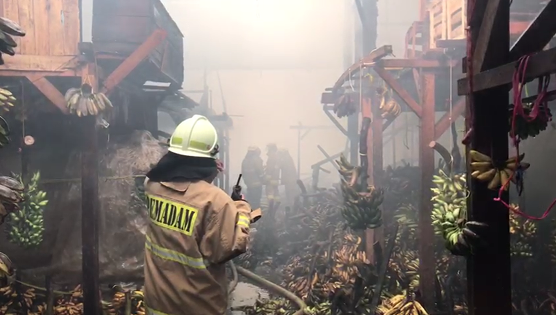 Situasi kebakaran Pasar Induk Kramat Jati, Jakarta Timur, (15/12/2025). (Foto/doc.  Command Center Damkar)