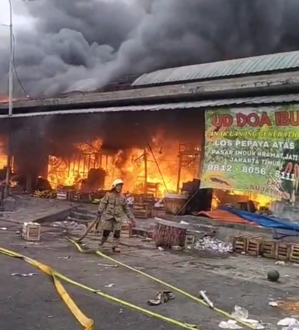 Pemprov DKI beri bantuan Rp5 juta ke 121 pedagang korban kebakaran Pasar Kramat Jati. (Foto/doc.  command center)