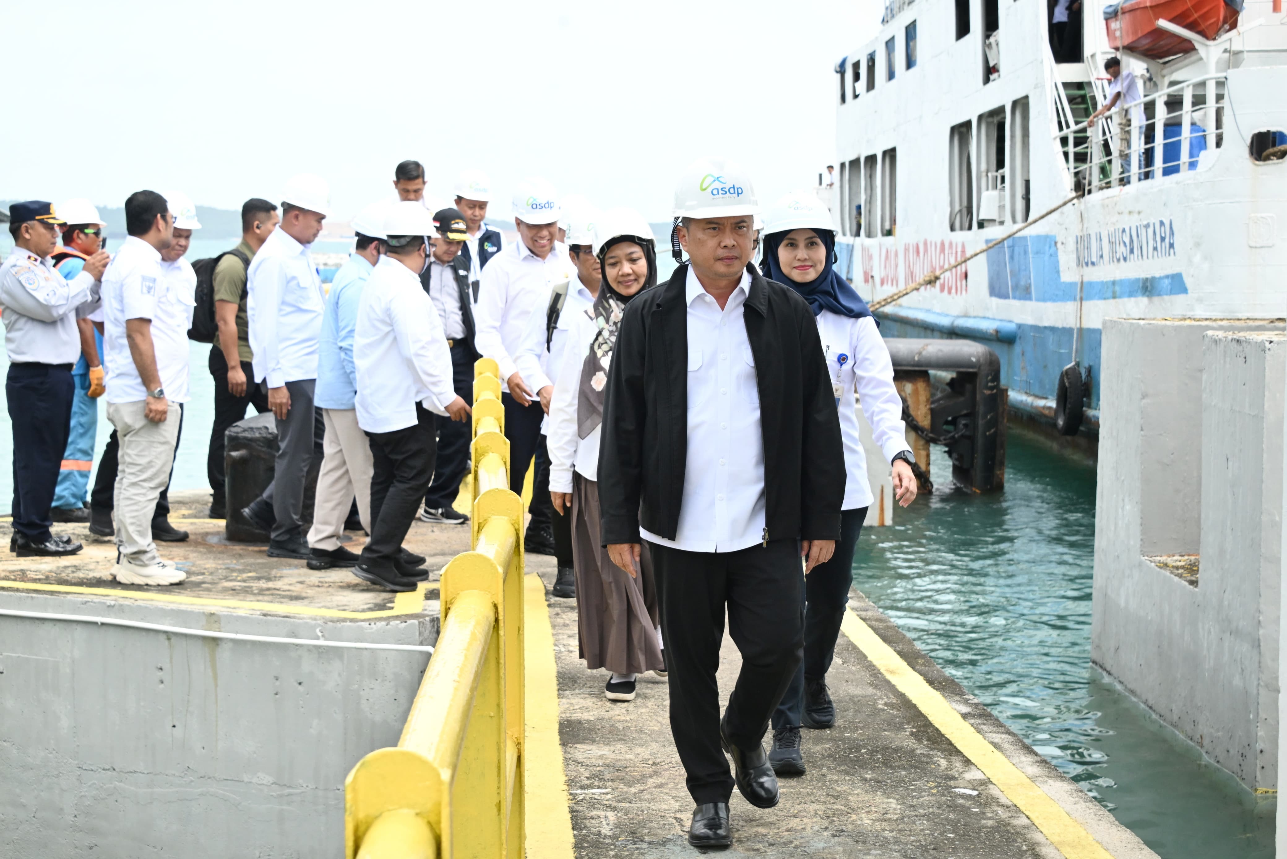 Menteri Perhubungan Dudy Purwagandhi saat meninjau kesiapan transportasi laut di pelabuhan  (Foto/Kemenhub)