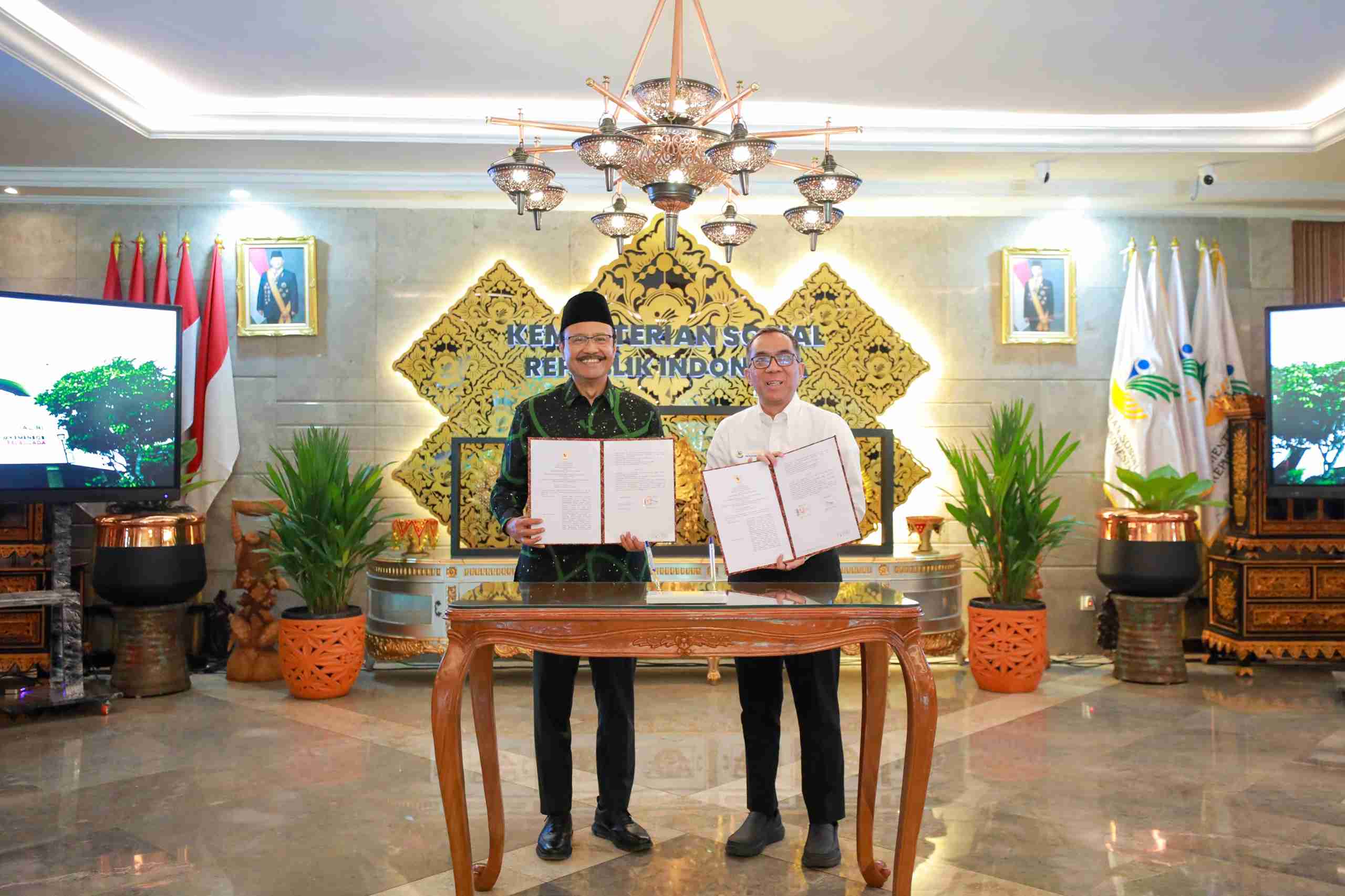 Mensos Saifullah Yusuf atau Gus Ipul dan Mendiktisaintek Brian Yuliarto menandatangani Adendum. (Foto/Kemensos)