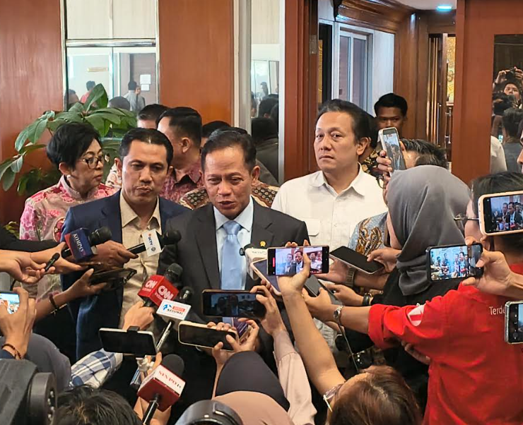 Menteri Hanif Faisol Nurofiq di Kompleks Parlemen Senayan Jakarta. (BeritaNasional/Ahda)