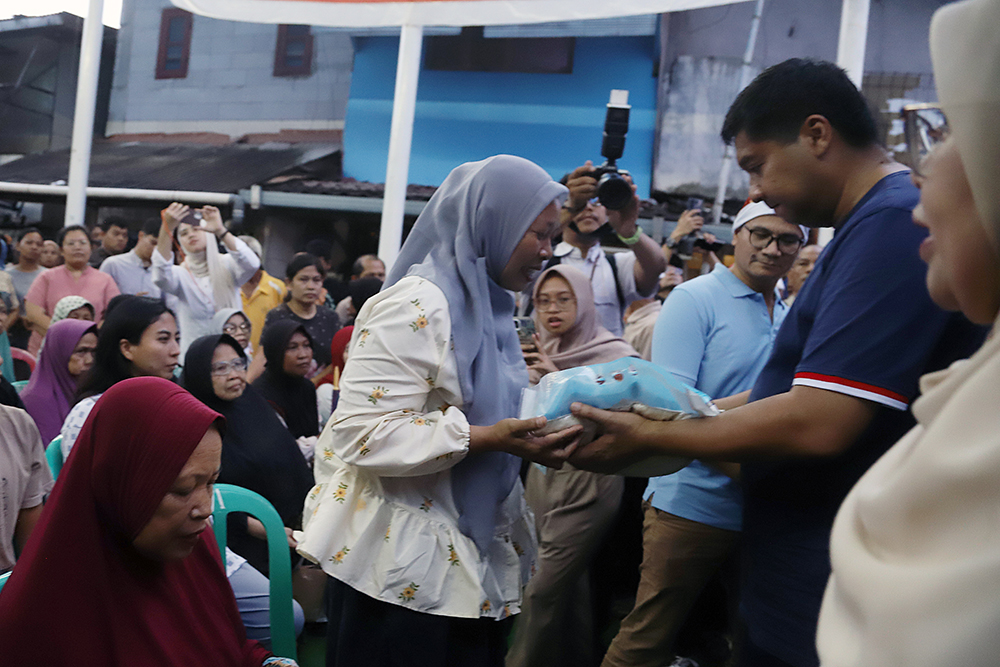 Menteri Perumahan dan Kawasan Permukiman (PKP), Maruarar Sirait memberkan paket beras 10 kg kepada warga di Kelurahan Menteng. (BeritaNasional/Elvis Sendouw)