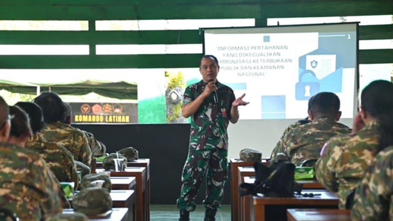 Kolonel Inf Arif Nursaid memberikan pembekalan kepada jurnalis (Foto/Kemhan)