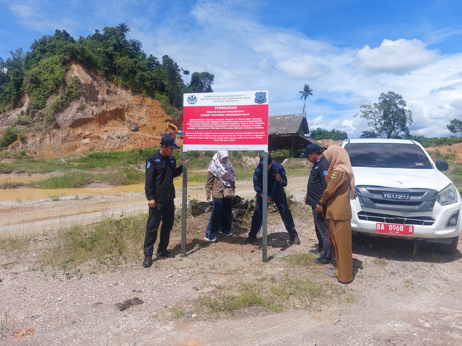 KLH segel sejumlah lokasi tambang di Sumbar, imbas bencana banjir dan longsor. (BeritaNasional/KLH)