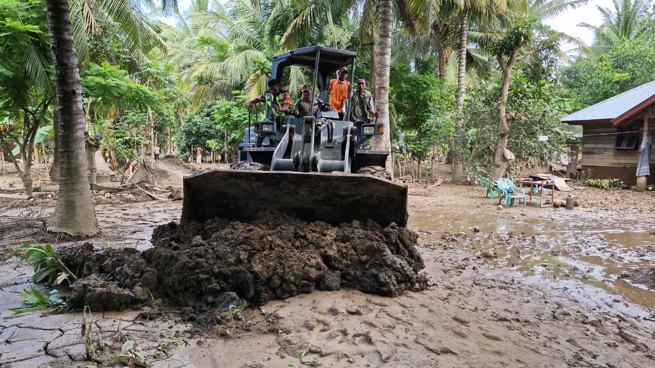 Kodam Iskandar Muda melalui Babinsa Koramil 07/Jangka, Kodim 0111/Bireuen, mengerahkan satu unit alat berat untuk mempercepat pembersihan material banjir dan longsor  di Desa Kuala Ceurape, Kecamatan Jangka, Kabupaten Bireuen. (BeritaNasional/Elvis/HO Dispenad)