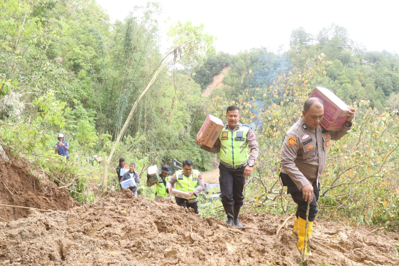 Polisi salurkan bantuan dengan berjalan kaki menuju kawasan bencana. (BeritaNasional/dok Polri)